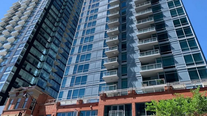 卡加利強風吹走高層住宅陽台石磚  擊中地面多輛汽車