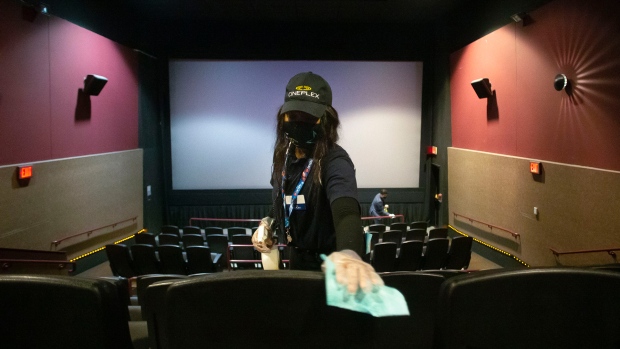 安省電影院容量減半重開 業內團體稱「武斷無理」不公平