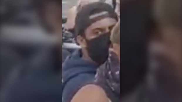 多倫多警方尋找警察局外抗議時襲警男子