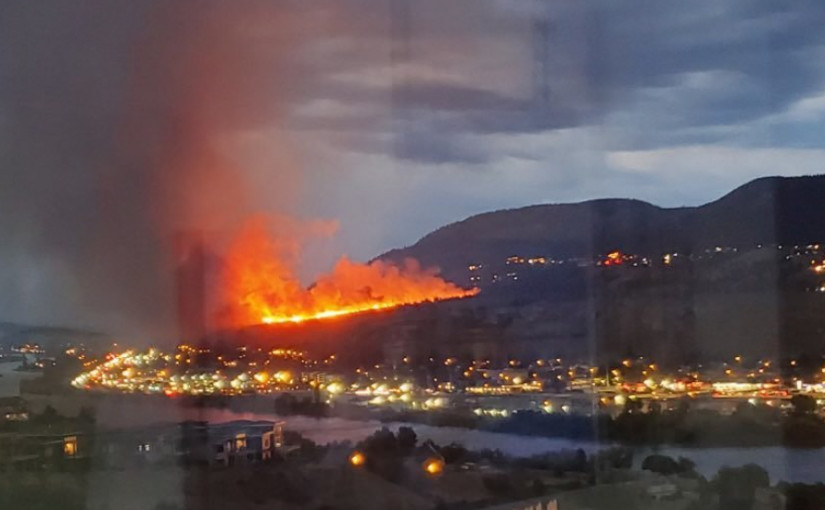 甘碌發山火警告疏散居民  省議員與民眾一起走難 
