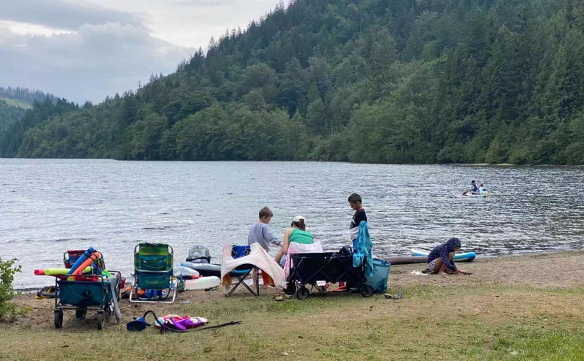 市民全家出動郊外露營 探野趣度過別樣國慶