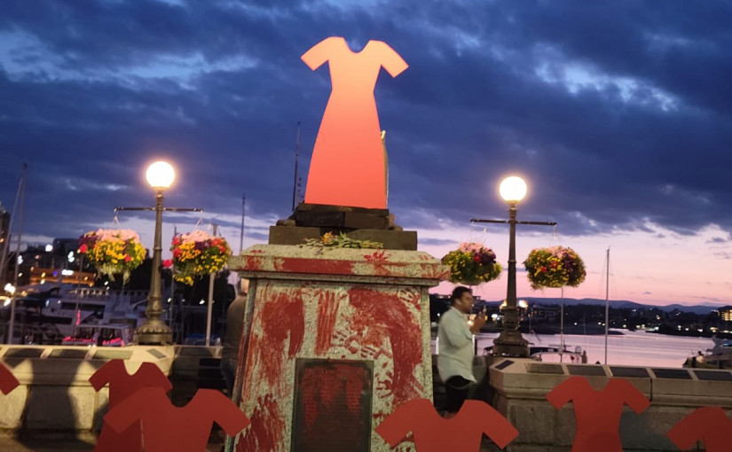 維市庫克船長雕像被示威者擲入海