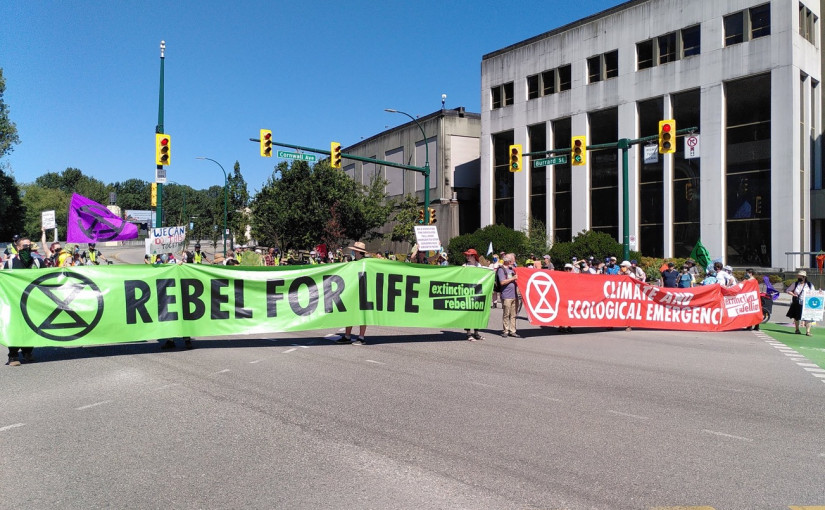 環保示威者堵塞溫市中心布拉德街橋 12人被捕