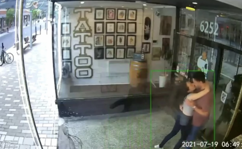 【視頻新聞】愛很痛苦！滿地可情侶相擁熱吻 竟撞爛玻璃門