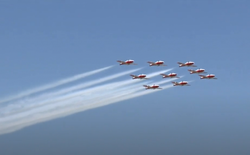 加拿大空軍雪鳥隊 周三雪鳥飛越卡加利