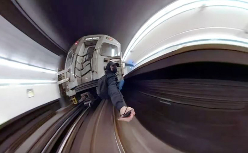 【有片】男子攀扶行駛中地鐵列車自拍 TTC報警調查