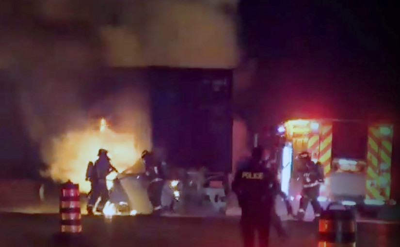 房車尾撞橫放公路上「死火」貨櫃車 汽車着火司機當場死亡