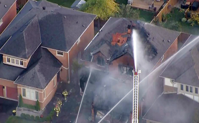 駕車撞毀車房門後再燒屋 女子被捕控多罪