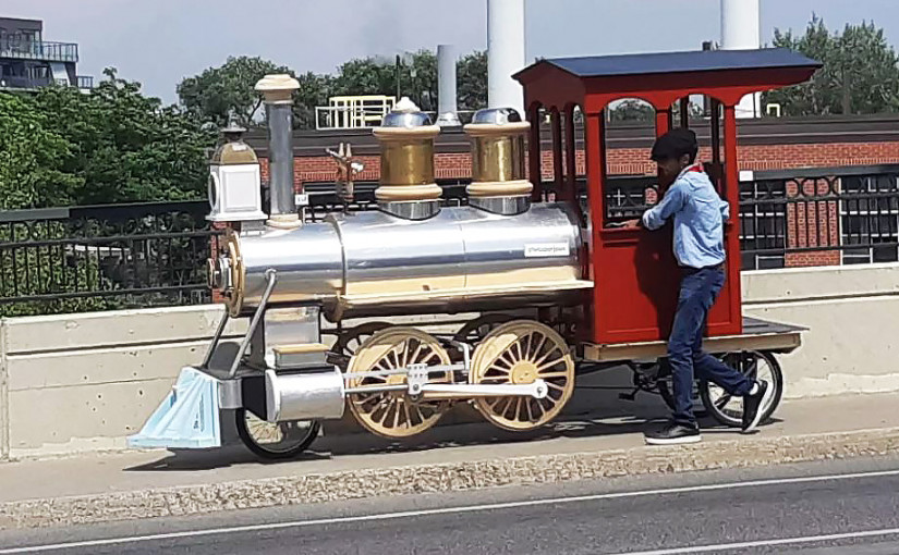 【視頻新聞】單車改造成「火車頭」 士嘉堡男實現童年夢想