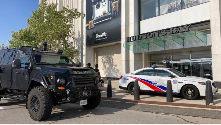 北約克大型商場傳來槍擊 一疑犯被捕 另一人在逃