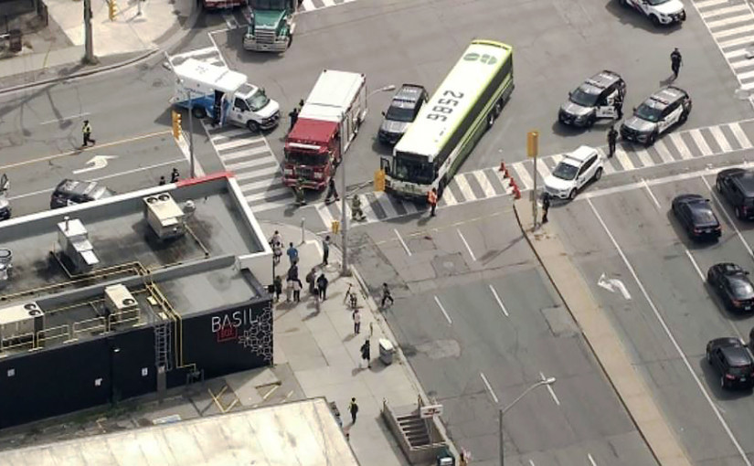 北約克老翁過馬路被巴士撞倒危殆