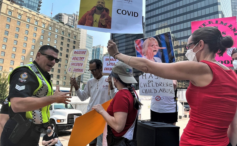 教師組織集會促請省府強制要求校園內佩戴口罩 現場有口罩反對者挑釁引罵戰