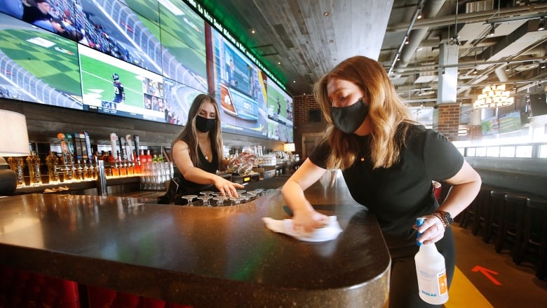 餐飲業者指難以強制員工打疫苗  須解決人手及法律問題