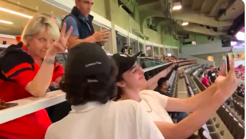 剛被批評不戴口罩看球賽 她就宣佈全省重新實施口罩令