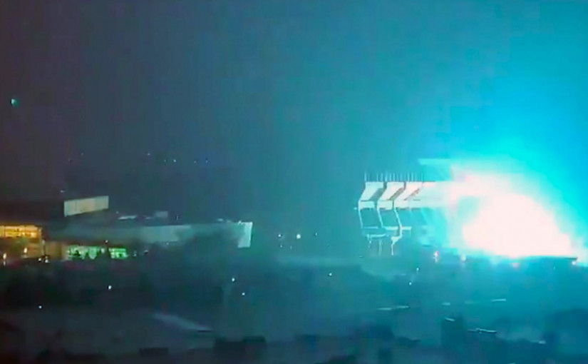 【視頻新聞】愛民頓閃電撃中球場附近 目擊者大叫驚訝