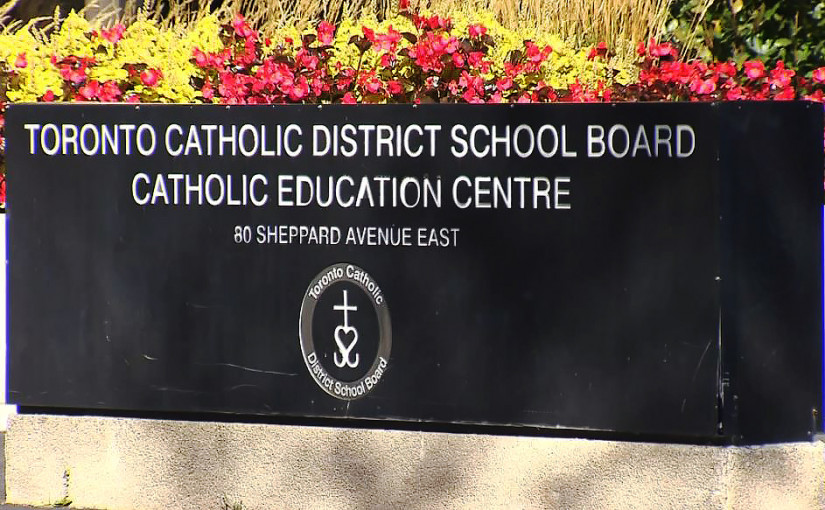 不滿裁教職員 家長到學校外舉行抗議集會