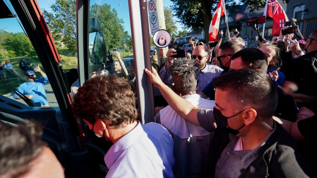 朝杜魯多扔卵石男子受到指控