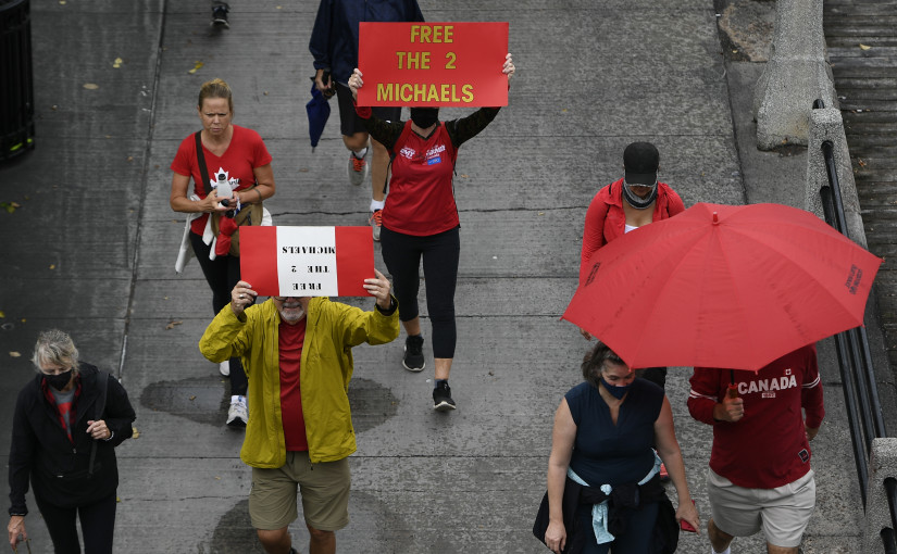 數百人遊行  爭取康明凱和斯帕弗獲釋