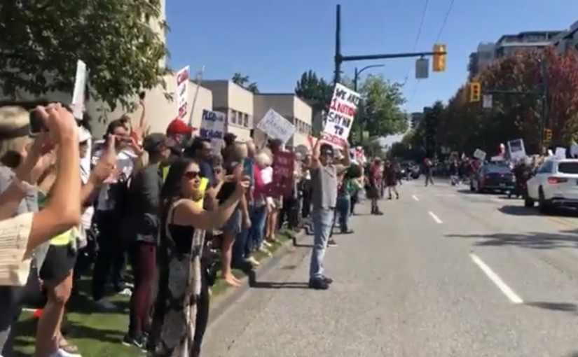 大批反疫苗人士在卑詩省各大醫院外聚集 舉行抗議活動