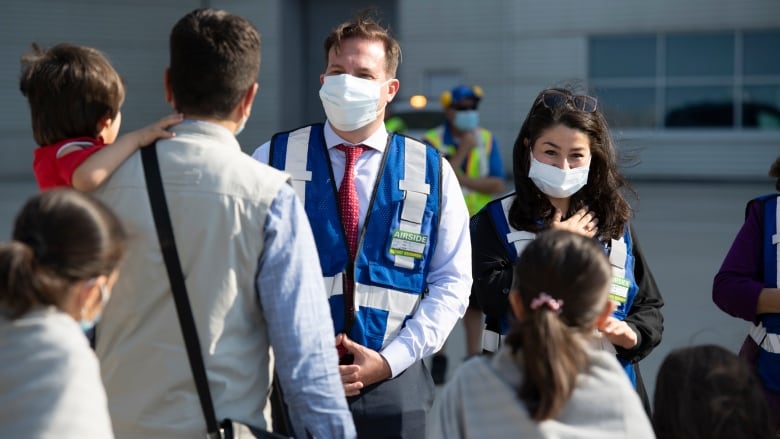 溫哥華迎來第一批阿富汗難民