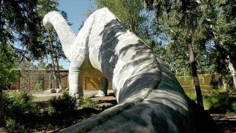 卡加利動物園恐龍雕塑周圍的綠色空間已開放