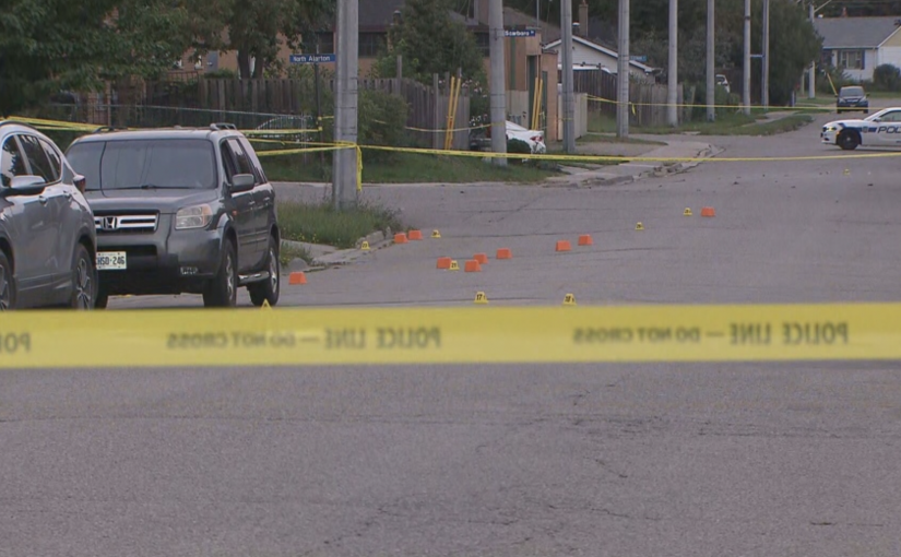 兩群年輕男子街頭大打群架 一人中槍死亡