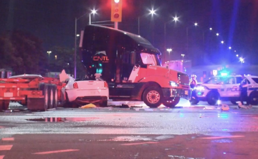 汽車衝紅燈撞左轉貨櫃車 一死兩危殆