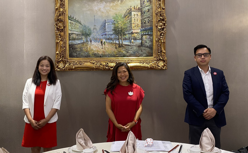 伍鳳儀與聯邦自由黨候選人繆宗晏、黃翠玲列市會見中文傳媒