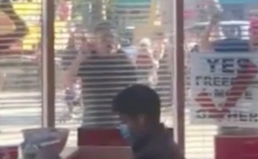 【視頻新聞】被指「炒樓」聯邦自由黨候選人競選辦公室遭人敲打示威