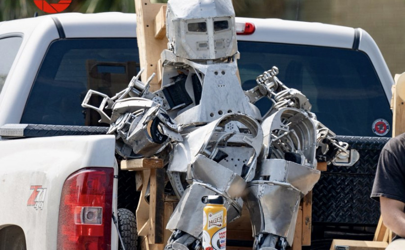 【科技生活】「鋼鐵俠」現身火箭發射基地  Tesla機械人曝光？