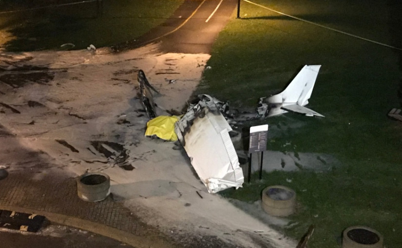 滿地可掛有求婚橫額的小型飛機墜毀　導致一死一受傷