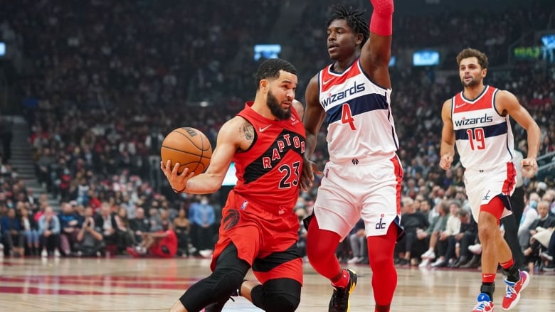 10年來首缺老將勞里 猛龍首仗負奇才15分