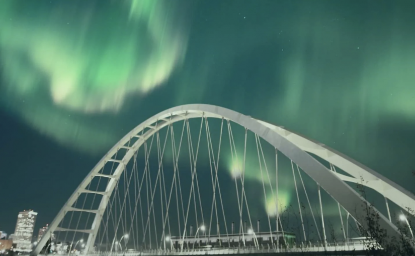 【視頻新聞】極光閃耀北美夜空 宛若暗夜彩虹