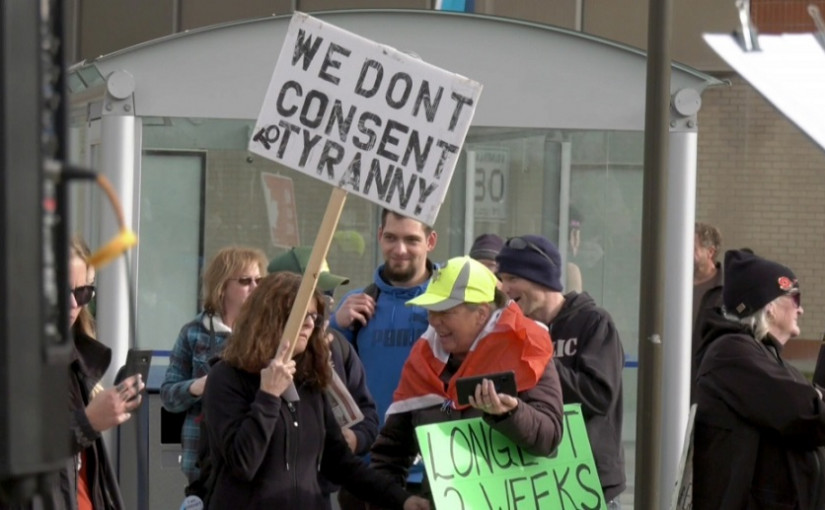學生和反對疫苗接種人士在皇家山大學抗議新冠疫苗規定