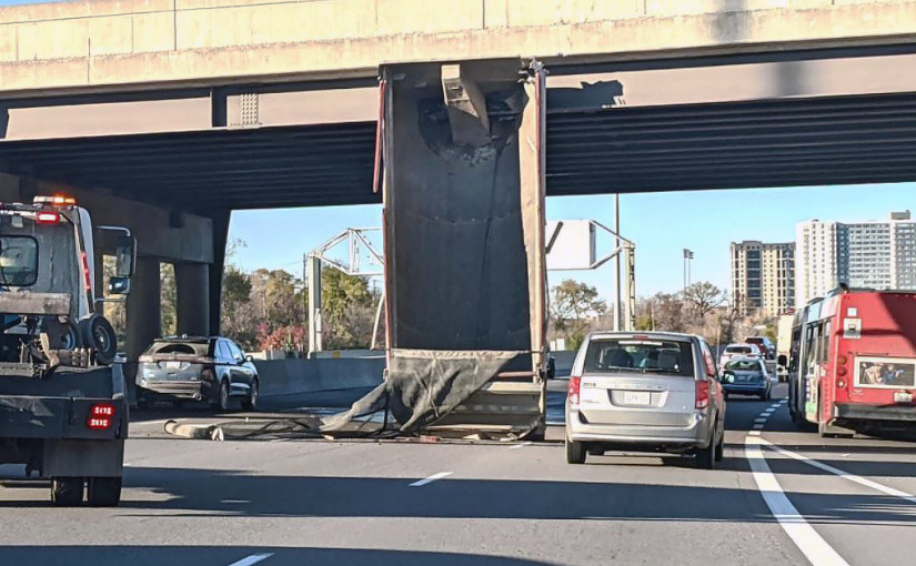 泥頭車撞天橋底 車斗與車身撞至分離