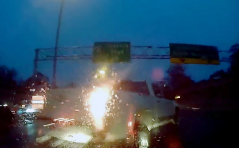 【有片】拖車高速公路突倒車 撞車後不顧而逃