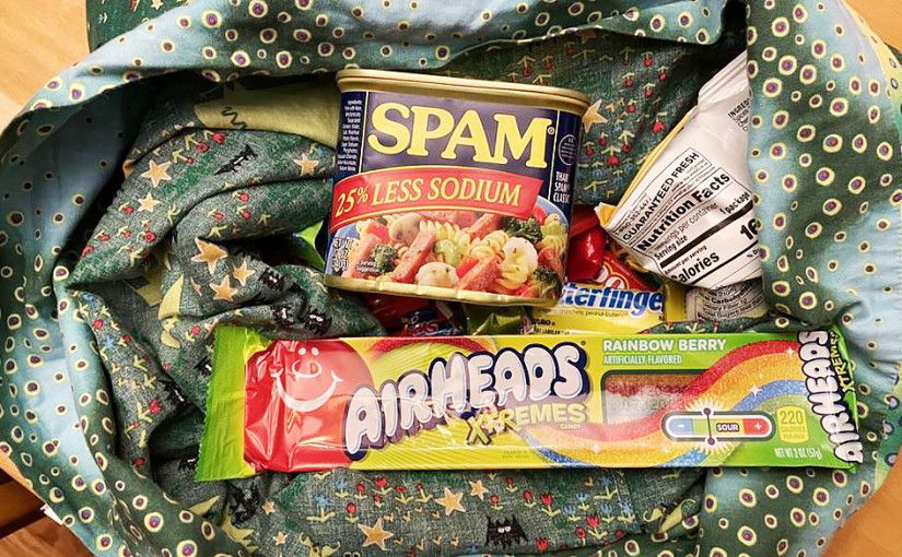 今年萬聖節不尋常 有小朋友收午餐肉龍假醬甚至煉奶