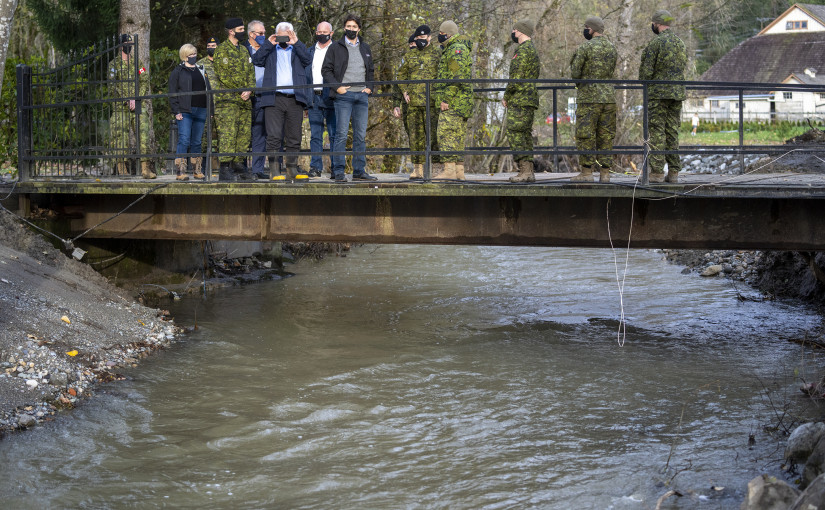 杜魯多視察阿波斯福 並宣布成立委員會 確保卑詩省洪災災民得到支援 又匹配捐款
