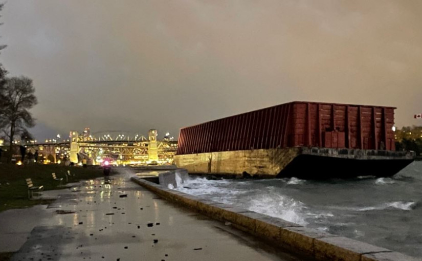 駁船在英吉列灣對開漂浮 其後擱淺