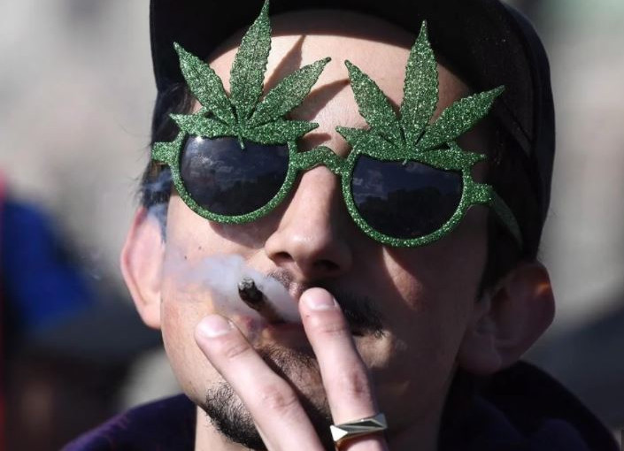 增加收人 卑詩省私營大麻店可售賣大麻服裝和書籍