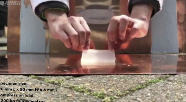 科技生活丨水凝膠變身「超級啫喱」 玻璃狀態汽車碾壓不碎裂