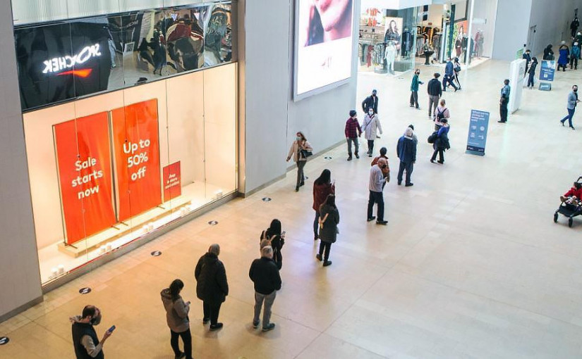 排隊領取快速檢測劑人潮無減退