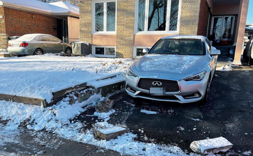 【有片】剷雪車高速清理行人路積雪 撞毀民居護土牆後不顧