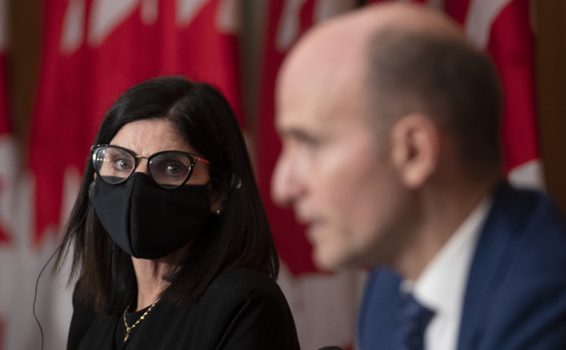 與輝瑞和默克藥廠簽署協議 聯邦政府購入多達150萬個抗新冠口服藥物療程