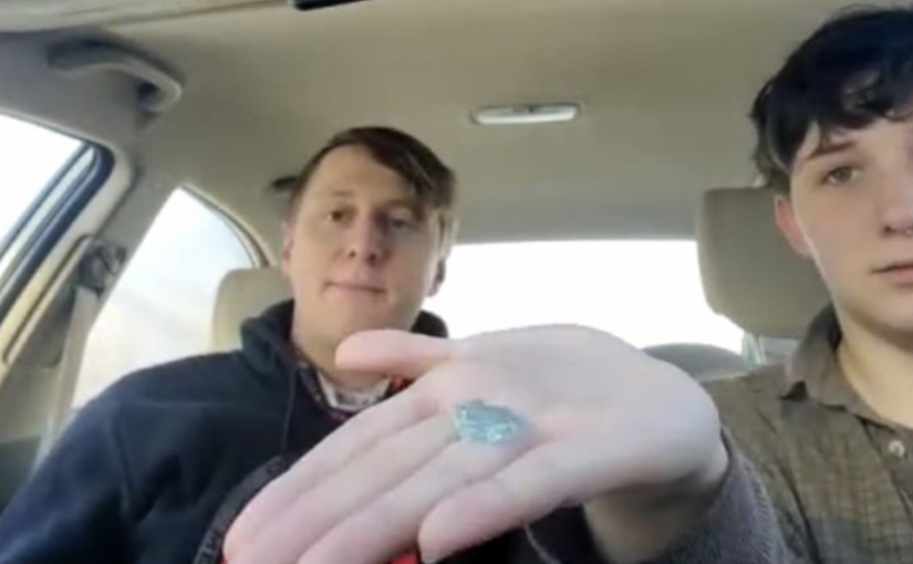 並道換線遇路怒 車窗被踢破貓咪受傷