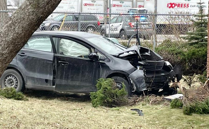 私家車失控撞教堂外牆 70餘歲男司機重傷
