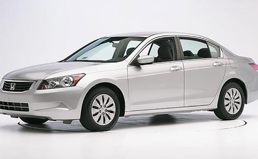 萬錦市女子駕車遭撞 13年車齡房車被搶走