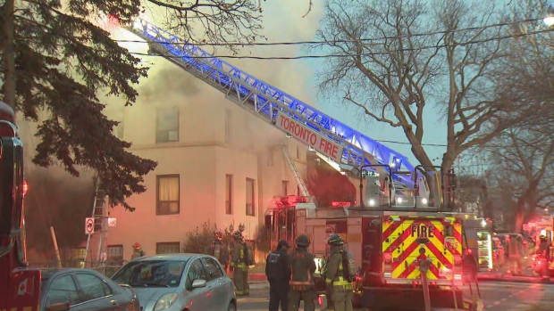 公寓樓清晨突發四級火警 一人危殆