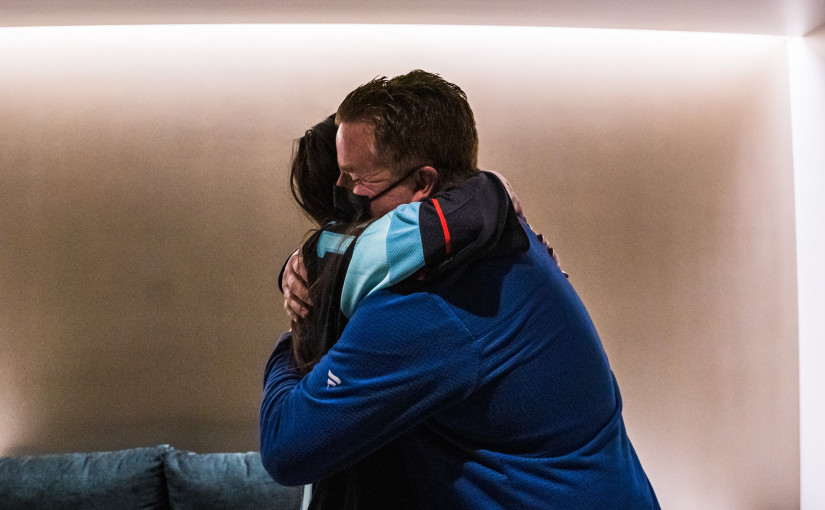 球迷在冰球比賽中提醒溫哥華加人隊成員頸後的痣是癌症　