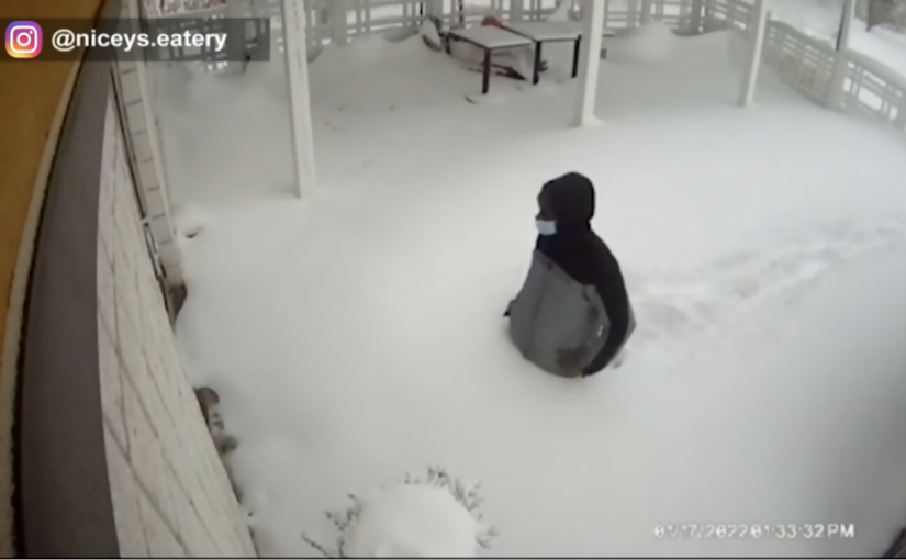 男子涉雪前來誰知餐館關門視頻瘋傳 餐館老闆想找他